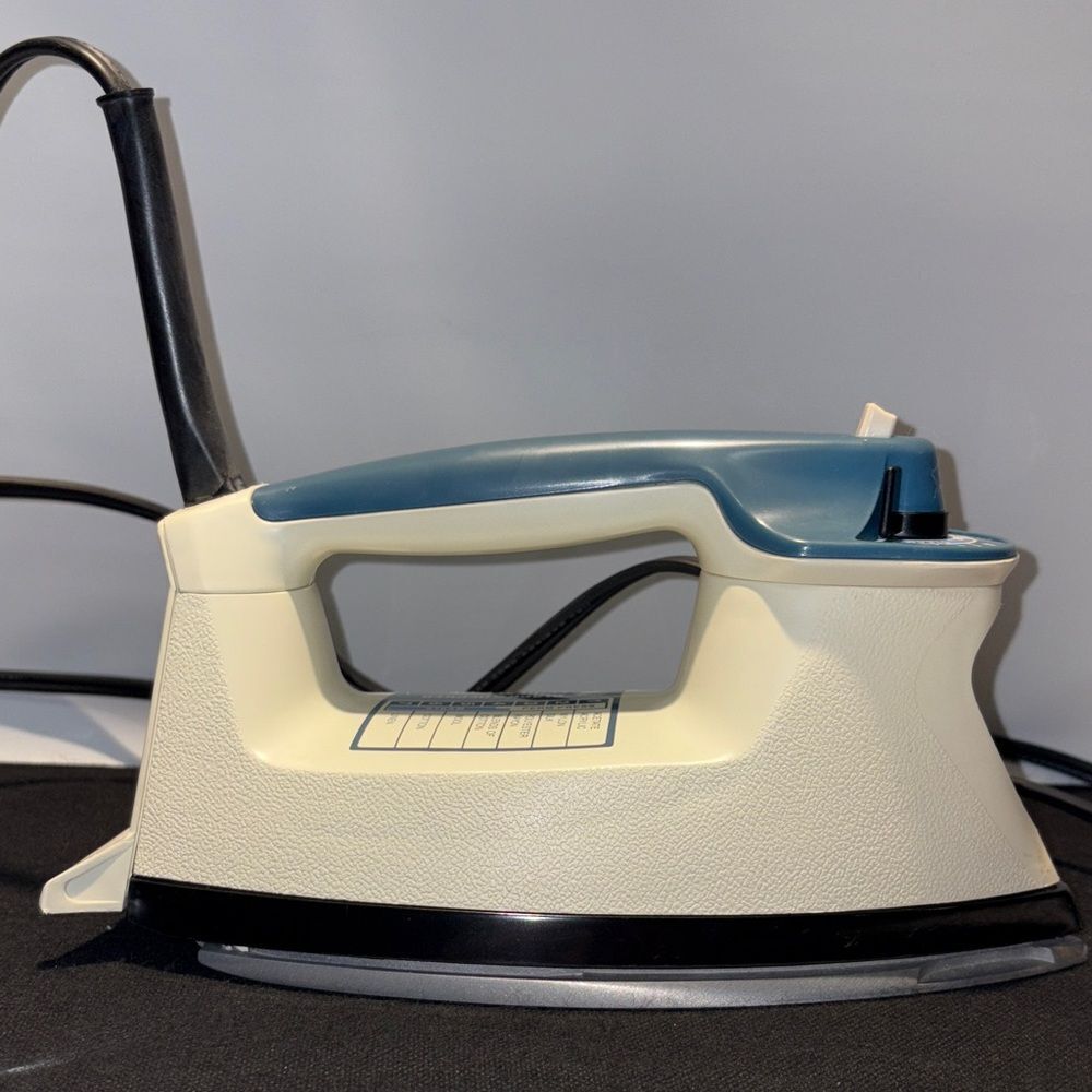 Vintage Black & Decker Light 'n Easy Steam Iron in Blue and White